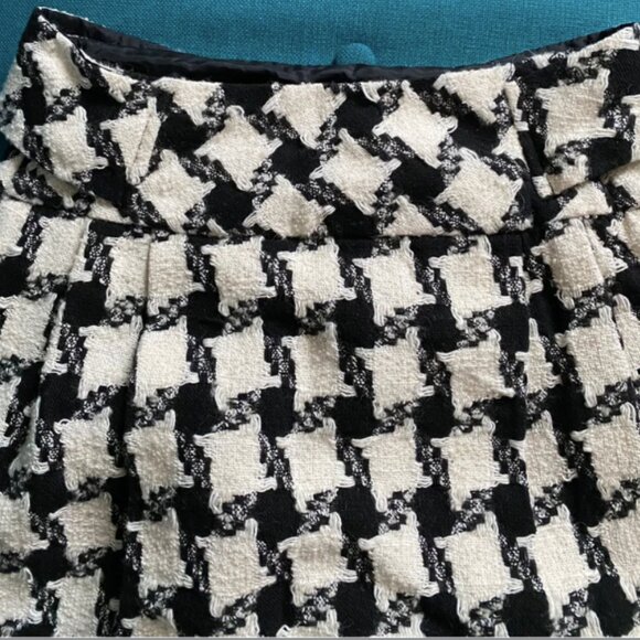 Jupe classique noire et blanche _Black & White Classic Skirt â Timeless Elegance - Picture 7 of 9